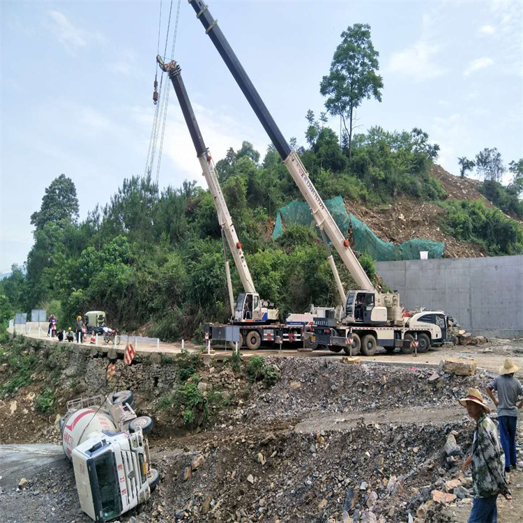 嵩县汽车掉沟里叫吊车救援要多少钱